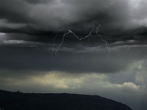 VIDEO. Orages : école et maisons médicales fermées, restaurant inondé.